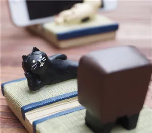 Japanse stijl kattenhouder voor telefoon op tatami-basis toont het gebruik ervan