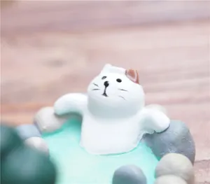 Macro-opname van een miniatuur kat in een warme bron hars beeldje voor decoratie