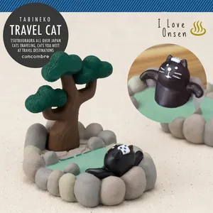 Japanse miniatuur kat hars figuur in warmwaterbron met mobiele telefoon houder