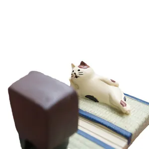 Japanse kattenfiguur op tatami mat als schattige luie telefoonhouder voor op bureau