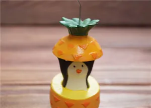Detail eines Pinguin-Notizhalters mit Ananas-Hut und Harzsockel für die Schreibtischdeko
