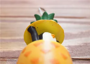 Niedliche Pinguin-Ananas-Figur aus Harz für Schreibtischdeko und Kartenhalter