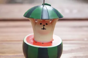 Nahaufnahme eines Memo-Halters aus Harz mit Eisbär- und kreativem Wassermelonen-Motiv