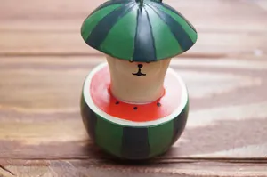 Visitenkartenhalter im Wassermelonen-Bären-Design aus handbemaltem Holz für den Schreibtisch