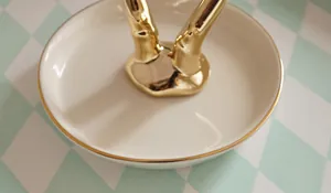 Bandeja de cerámica marfil para joyas con astas doradas y borde de oro elegante