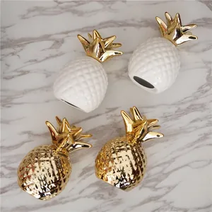 Set de cuatro figuras modernas de piña en cerámica dorada y blanca para decoración