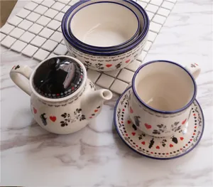 Bovenaanzicht van Alice keramische theeset met theepot en hartvormige kommen op marmer