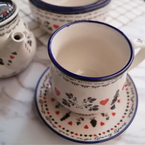 Keramische theeset met Alice in Wonderland hartpatronen en blauwe randdetails