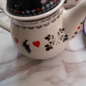 Keramische theepot met Alice in Wonderland konijn en hart motieven op marmer