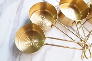 Lot de 4 tasses à mesurer en acier inoxydable doré avec poignées minimalistes en fil