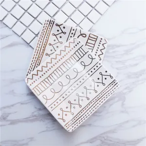 Plato Cuadrado Moderno de Cerámica Blanca Con Relieve Dorado Líneas Geométricas Abstractas Bandeja de Porcelana Apta para Microondas
