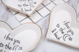 Keramik-Schmuckschale in Herzform mit Goldrand und I love you to the moon & back