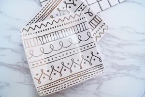 Juego de platos cuadrados de cerámica blanca con modernos patrones geométricos dorados
