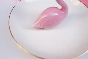 Porte-bijoux flamant rose en céramique avec bord doré pour décoration élégante