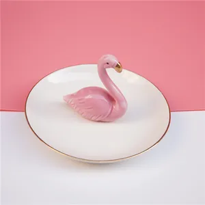 Plateau à bijoux en céramique avec flamant rose, bord doré et base ronde blanche