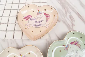 Herzförmige Keramik-Schmuckschale mit bunten Einhorn-Motiven und goldenen Sternakzenten