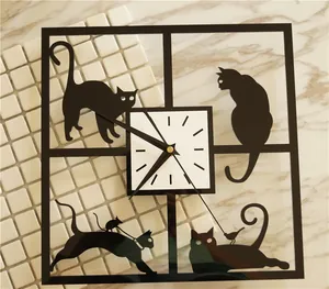 Detailansicht der minimalistischen quadratischen Katzen-Wanduhr mit Tiermustern