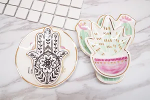 Keramik-Schmuckschalen-Set mit Goldrand inklusive Hamsa- und Kaktusformen auf Marmor