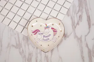 Detailansicht der herzförmigen Keramikschale mit Einhornmotiv und Goldrand