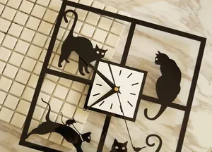 Moderne schwarze quadratische Wanduhr mit verspielten Katzensilhouetten und Zifferblatt