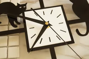 Detail der kreativen Katzen-Silhouette-Wanduhr mit schwarzen Zeigern und Zifferblatt