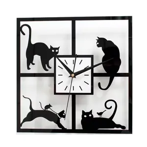 Moderne quadratische Wanduhr mit schwarzen Katzen-Silhouetten und weißem Zifferblatt