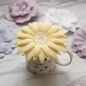 Couvercle de tasse en silicone tournesol avec cristal sur un mug en céramique