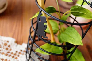 Detail eines schwarzen schmiedeeisernen Stifthalters mit Katzen-Silhouette aus Metall