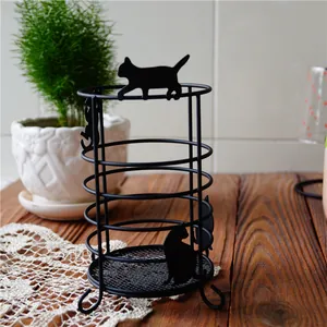 Detailansicht des schwarzen Metall-Stiftehalters mit Katzenmotiv und Gitterboden