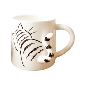 Taza de cerámica blanco crema con asa de cola de gato 3D y diseño minimalista de gato