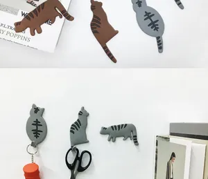 Detailansicht der Katzen-Magnethaken für Schlüssel und Scheren auf weißem Grund