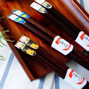 Baguettes en bois naturel de style japonais avec motif Maneki Neko et détails dorés