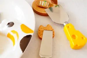 Couteau à tartiner avec manche en forme de fromage et assiette en céramique patte de chat