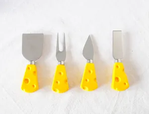 Détail du set de 4 couteaux à fromage avec manches créatifs en céramique jaune design suisse