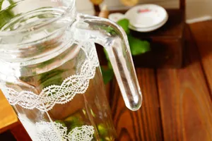Caraffa in vetro vintage stile giapponese con elegante motivo in pizzo bianco deco