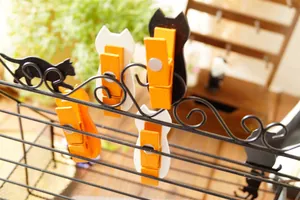 Set di 4 graziose mollette in legno a forma di gatto nei colori nero, bianco e arancio
