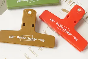 Moderne clip per documenti in plastica colorata con stampa e design antiscivolo
