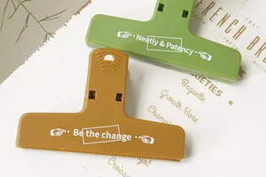 Clip moderne in plastica verde oliva e giallo senape con fori e impugnature antiscivolo