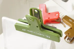 Moderne clip di chiusura in plastica colorata per sacchetti alimentari e organizzazione casa