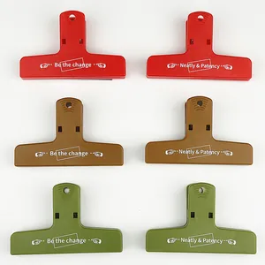 Dettaglio di 6 clip per documenti in plastica colorata con scritte motivazionali
