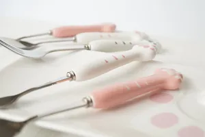 Détail du manche en céramique en patte de chat et couverts en acier inoxydable poli brillant