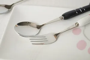 Vue détaillée d'un ensemble cuillère et fourchette à manche en céramique patte de chat