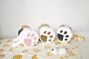 Detailansicht kreativer Katzenpfoten-Keramiktassen in drei Mustern auf einer Tischdecke