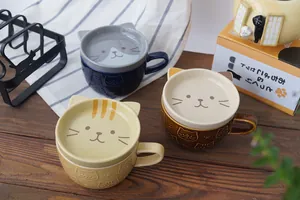 Gros plan de mugs chat en céramique de style japonais avec couvercles à oreilles