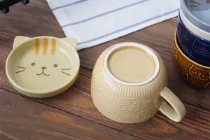 Mug chat japonais en céramique avec couvercle et soucoupe assortie couleur crème