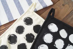 Presine da cucina in cotone resistenti al calore con motivi a pois e asole per appenderle
