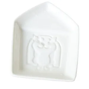 Platillo de cerámica blanca en forma de casa con lindo gato en relieve y acabado esmaltado