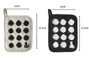 Dettaglio dimensioni delle due presine con motivo a gatto, 18CM per 23,2CM