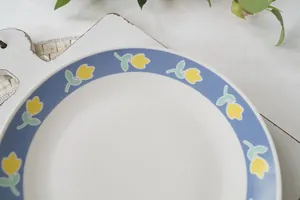 Piatto in ceramica dipinto a mano con tulipani gialli e bordo blu in stile pastorale