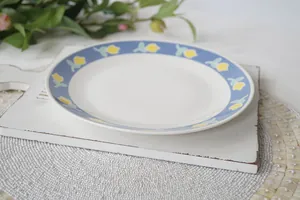 Piatto da colazione in ceramica con tulipani gialli dipinti a mano e bordo blu su legno